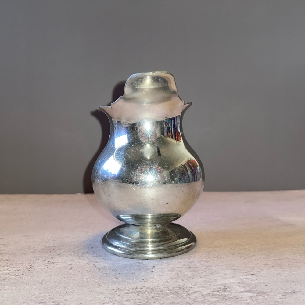 1950s Stieff Williamsburg Restoration Pewter Creamer CW-91 Monogrammed - Picture 4 of 11